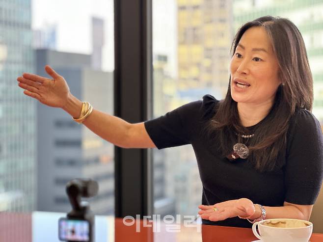 소피아 박 뮬렌 엔트러스트글로벌 사장이 미국 뉴욕 맨해튼 미드타운에 위치한 엔트러스트글로벌 본사에서 인터뷰를 하고 있다. (사진=김상윤 특파원)