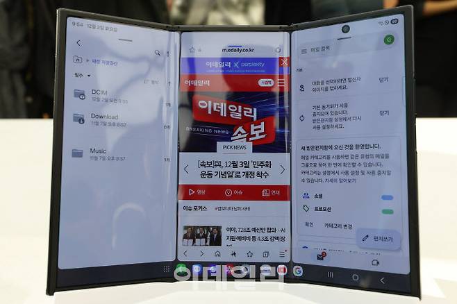 [이데일리 이영훈 기자] 2일 서울 삼성 강남에서 열린 ‘삼성전자 갤럭시Z 트라이폴드 출시 미디어데이’에서 방문객들이 갤럭시Z 트라이폴드를 체험해보고 있다.