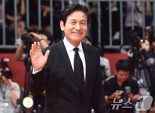 배우 안성기가 5일 서울 용산구 순천향대병원에서 향년 74세를 일기로 별세했다. 사진은 2016년 제21회 부산국제영화제 개막식 레드카펫 행사에 참석하는 배우 안성기. (뉴스1 DB)2026.1.5/뉴스1