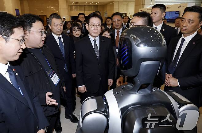 이재명 대통령이 7일 중국 상하이 국제회의중심에서 열린 한중 벤처스타트업 서밋 행사에서 중국 기업 엣지봇의 휴머노이드 로봇을 살펴보고 있다. 2026.1.7/뉴스1 ⓒ News1 허경 기자