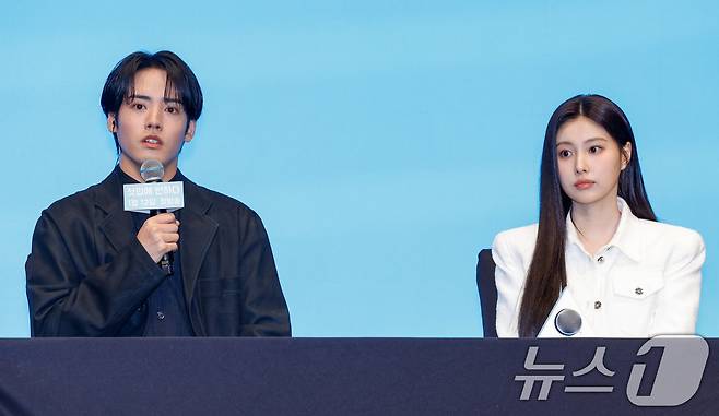 배우 아카소 에이지(赤楚衛二)와 강혜원이 7일 서울 구로구 더세인트에서 열린 일본 테레비 도쿄(TV TOKYO) 드라마 '첫입에 반하다'(김밥과 오니기리, 사랑하는 두 사람은 닮았지만 다르다) 제작발표회에 참석해 질의에 답하고 있다. '2026.1.7/뉴스1 ⓒ News1 안은나 기자