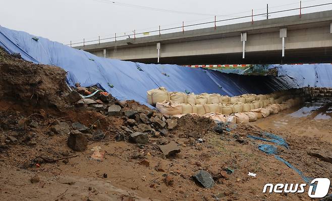 방수포 덮인 미호강 임시제방.(자료사진)/뉴스1