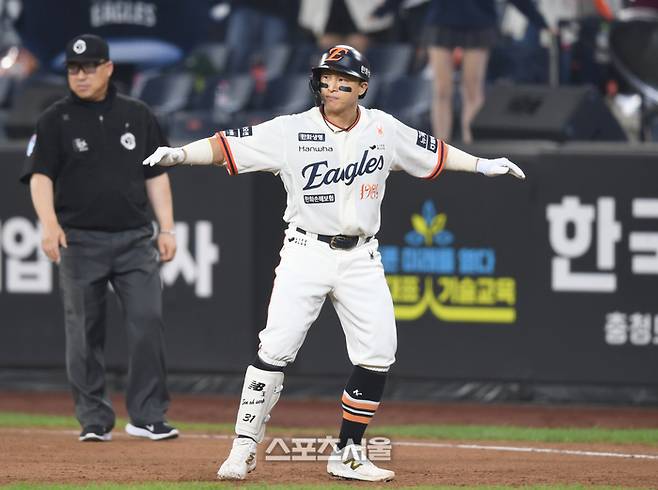 한화 손아섭이 29일 대전 한화생명볼파크에서 열린 2025 KBO리그 LG와 경기 6회말 2사만루 2타점 중전안타를 친 후 환호하고 있다. 대전 | 최승섭기자 thunder@sportsseoul.com