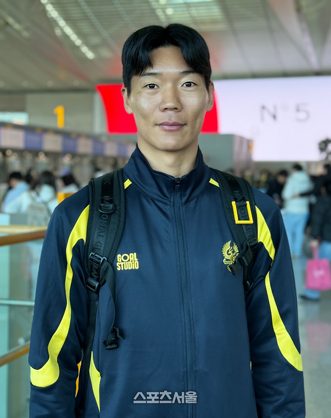 광주FC 골키퍼 김경민이 5일 인천공항에서 출국을 앞두고 사진 촬영에 임하고 있다. 인천공항 | 정다워 기자