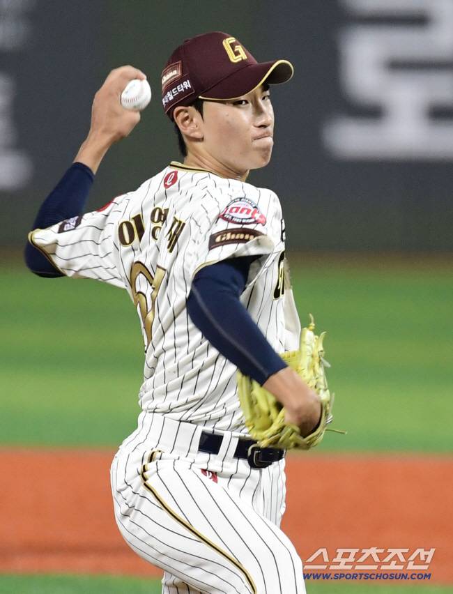 25일 울산 문수야구장에서 열린 KBO리그 롯데와 LG의 경기. 투구하고 있는 롯데 이영재. 울산=송정헌 기자songs@sportschosun.com/2025.09.25/