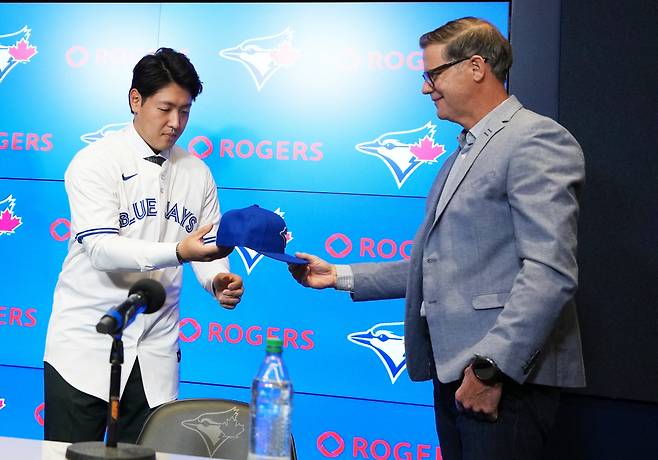 로스 앳킨스 단장이 오마토에 모자를 건네고 있다. Imagn Images연합뉴스