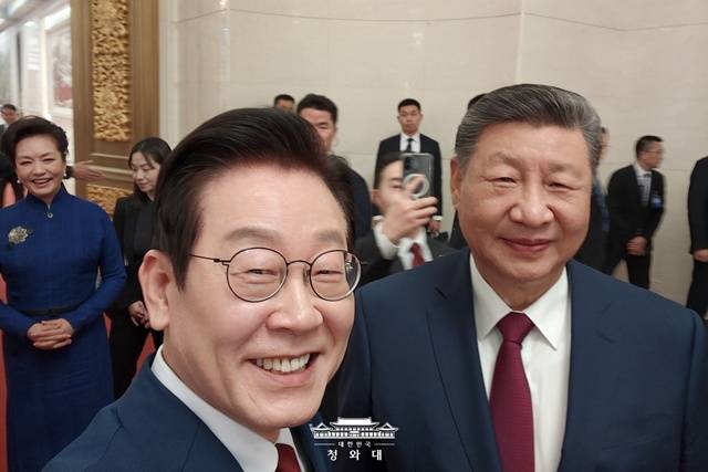 이재명 대통령이 즉흥적으로 시진핑 주석과 찍은 셀카. /청와대