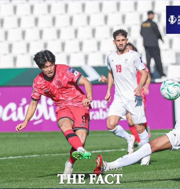 한국의 공격수 김태원이 7일 이란과 2026 AFC U23 아시안컵 C조 1차전에서 오른발 슛을 하고 있다./리야드=KFA