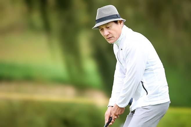 안성기가 신중하게 퍼팅을 하고 있다.&nbsp;