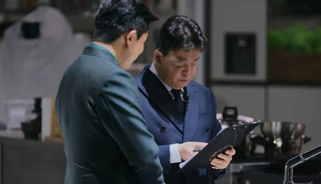 넷플릭스 '흑백요리사2' 11화, 12화에서 최강록이 파이널 진출을 확정 지었다. '요리괴물'은 손종원을 꺾고 Top7에 합류하며 앞서 제기된 스포일러가 사실임을 입증했다. 첫 번째 세미파이널 '무한 요리 천국'에서 최강록은 185점으로 1위를 차지해 결승에 직행했다. 이어진 '무한 요리 지옥' 미션의 주제는 당근이었으며, 임성근, 선재스님, 윤주모, 정호영이 차례로 탈락했다. 마지막 남은 결승 티켓 한 장을 둔 후덕죽과 요리괴물의 승부 결과는 오는 13일 공개된다.