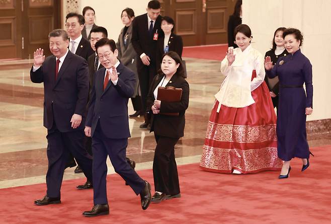 이재명 대통령과 시진핑 중국 국가주석이 5일 베이징 인민대회당에서 열린 공식 환영식에 퇴장하며 인사하고 있다. /뉴스1