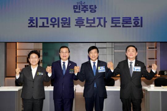 더불어민주당 최고위원 보궐선거에 출마한 문정복(왼쪽부터), 이건태, 이성윤, 강득구 후보가 7일 서울 마포구 상암동 JTBC에서 열린 최고위원 보궐선거 제3차 합동토론회에 앞서 기념 촬영하고 있다. 연합뉴스