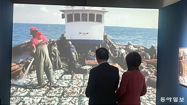 인천 연수구 옥련동 인천시립박물관을 찾은 시민들이 연평도 바다에 어선이 나가 꽃게를 잡는 장면을 촬영한 영상물을 시청하고 있다. 인천시립박물관 제공