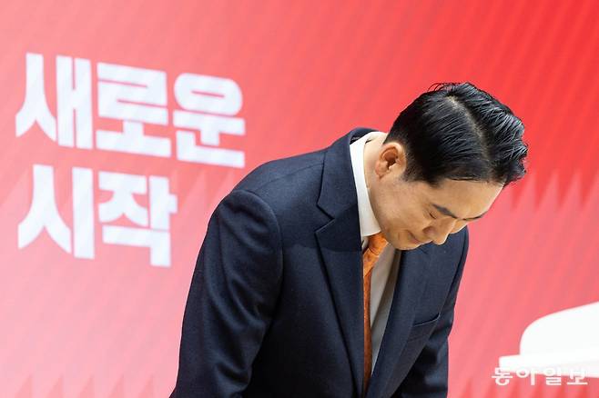 장동혁 국민의힘 대표가 7일 오전 서울 여의도 중앙당사에서 쇄신안을 발표하고 고개를 숙이고 있다. 박형기 기자 oneshot@donga.com