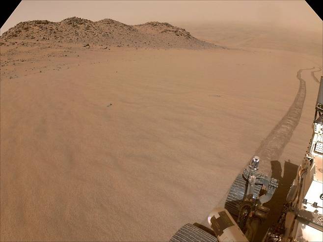 미국 항공우주국(NASA)의 화성 탐사 로버 '퍼시비어런스'가 예제로 분화구 가장자리로 오르는 중에 찍은 사진. NASA/JPL-Caltech 제공