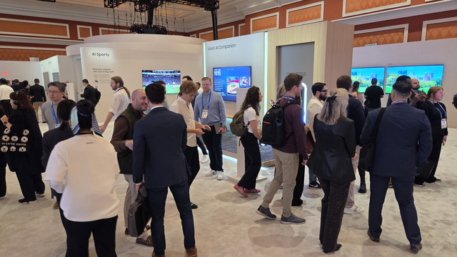 미국 라스베이거스 윈 호텔에 마련된 삼성전자 단독 전시관에 개장 3일차인 6일(현지시간) 다수 관람객들이 제품을 보고 있다. 장우진 기자