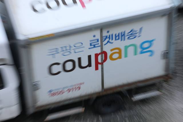 지난달 25일 서울 시내 한 주차장에 쿠팡 배달 차량이 주차돼 있다. 연합뉴스