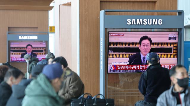 7일 서울역 대합실 화면에서 중국을 국빈 방문 중인 이재명 대통령의 상하이 현지 기자간담회 중계방송이 흘러나오고 있다. 연합뉴스