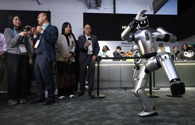 3중국 기업 하이센스 부스에서 ‘하이 로봇’이 춤을 추고 있다.  연합뉴스