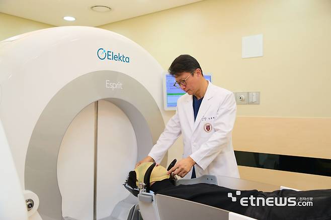 김종현 고려대 구로병원 신경외과 교수가 특수 열 가소성 마스크를 사용해 환자 치료를 위한 준비를 하고 있다.