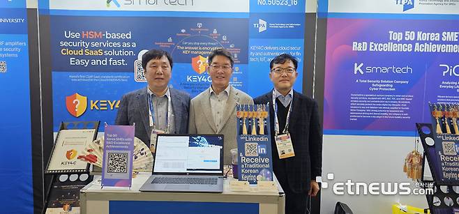 김영신 중소기업기술정보진흥장과 정순호 케이스마텍 대표(왼쪽부터)가 부스 앞에서 기념촬영했다.