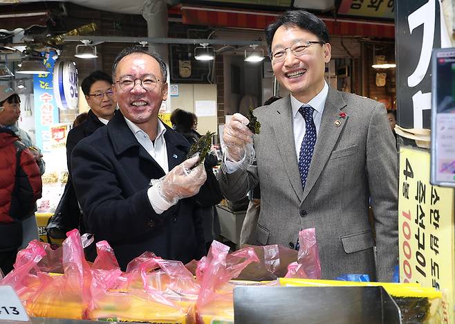 임광현 국세청장이 수원시 팔달구 못골시장에서 전국상인연합회와 세정지원 간담회를 실시하고 시장 상인들의 세정 애로사항을 청취했다.[국세청 제공]