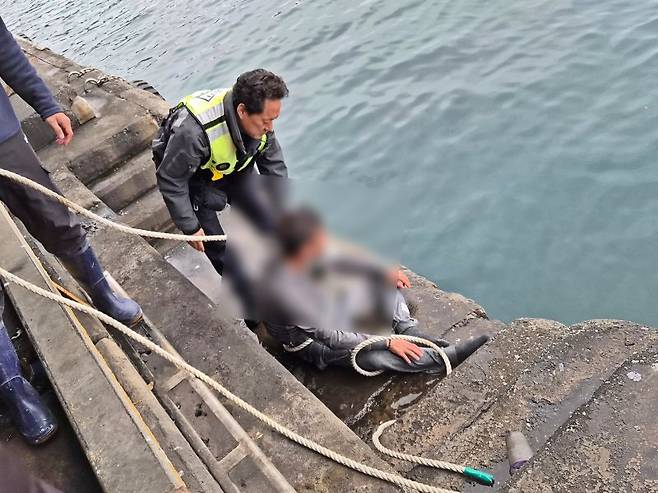 지난 5일 오전 제주 서귀포시 모슬포수협 위판장 인근 포구에서 바다에 빠진 취객이 해경과 수협 직원들에 의해 구조됐다. /사진=서귀포해양경찰서 제공