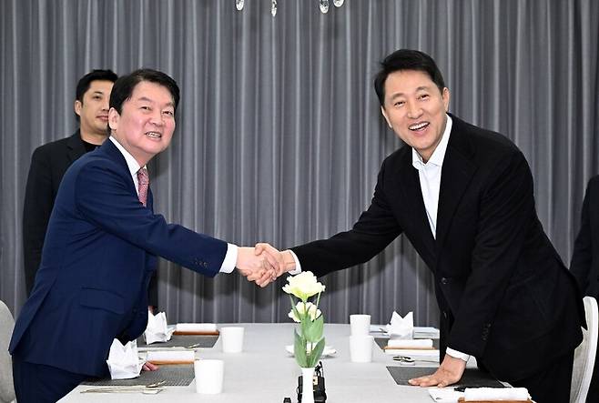 오세훈 서울시장이 6일 서울시장 공관에서 안철수 국민의힘 의원과 만나고 있다. 서울시 제공.