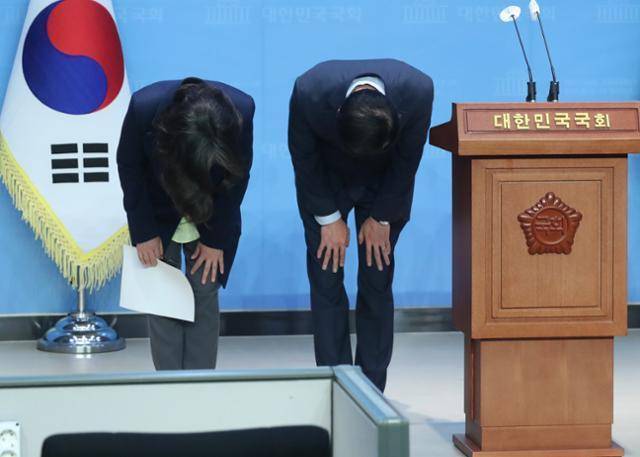 2023년 4월 더불어민주당 초선 모임인 '더민초' 운영위원장 윤영덕 의원과 강민정 의원이 국회에서 전당대회 돈봉투 의혹과 관련해 기자회견을 열고 고개 숙여 사과하고 있다. 이들은 송영길 전 대표의 귀국과 당 지도부의 적극적 대처를 주문했다. 뉴스1