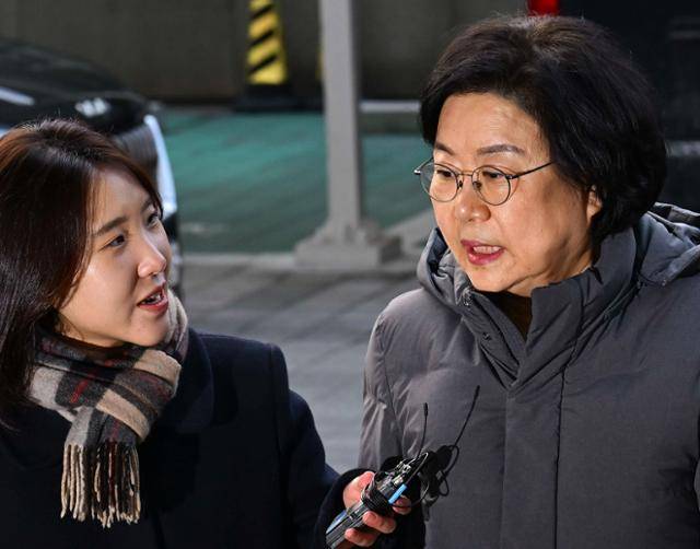 이혜훈(오른쪽) 기획예산처 장관 후보자가 7일 서울 중구 예금보험공사에 마련된 인사청문회 준비 사무실로 출근하며 취재진의 질문에 답하고 있다. 이재명 정부의 초대 기획예산처 장관으로 지명된 이 전 의원은 보좌진 갑질, 부동산 투기 등 각종 의혹을 받고 있다. 강예진 기자