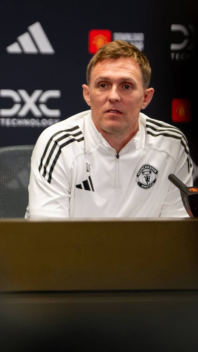 아모링 감독 경질 뒤 맨유의 임시 감독으로 선임된 플레처. 사진=맨유 SNS