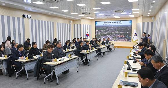 7일 오전 경주시청 대회의실에서 열린 올해 첫 읍면동장 회의에서 최혁준 부시장이 읍면동장들을 상대로 인사말을 하고 있다. [사진=경주시청]