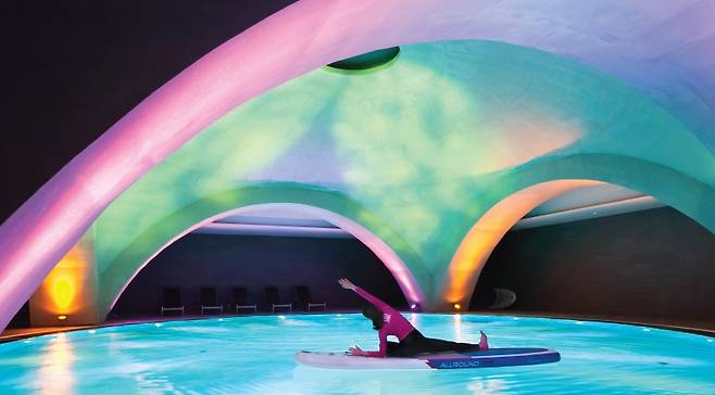 WE호텔 웰니스센터에서 진행 중인 수중 요가 프로그램. 체험형 치유 콘텐츠에 대한 관심이 확대되고 있다. (제주관광공사)