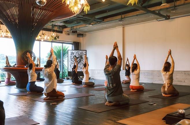 제주 취다선에서 진행 중인 명상·요가 프로그램. 조용한 공간에서 몸과 호흡을 조율하는 여행이 새로운 관광 방식으로 자리잡고 있다. (제주관광공사)