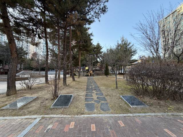 ▲ 황량한 분위기의 박건호 공원에 동상만이 덩그러니 남아있는 모습. 장기간 관리 소홀 탓에 글씨는 흙먼지에 덮여 식별이 어려울 정도였다.  최우은 기자