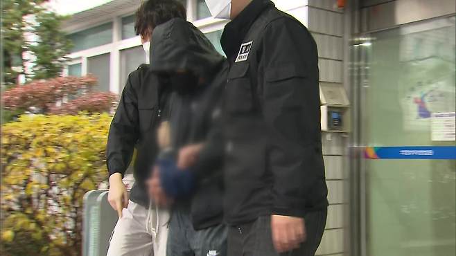 구속 전 피의자 심문을 위해 법원에 출석한 계부(지난해 12월)