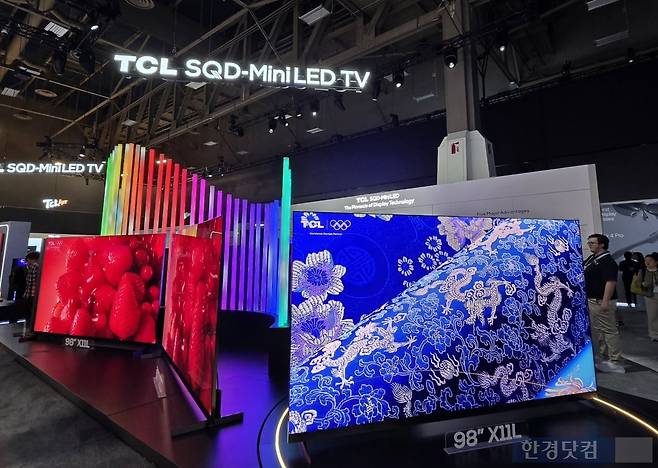 6일(현지시간) 미국 라스베이거스 컨벤션센터(LVCC)에서 열린 CES 2026 전시 현장 내 TCL 전시공간 중심부에 'TCL SQD-미니 LED TV'가 전시돼 있다. 사진=김대영 기자
