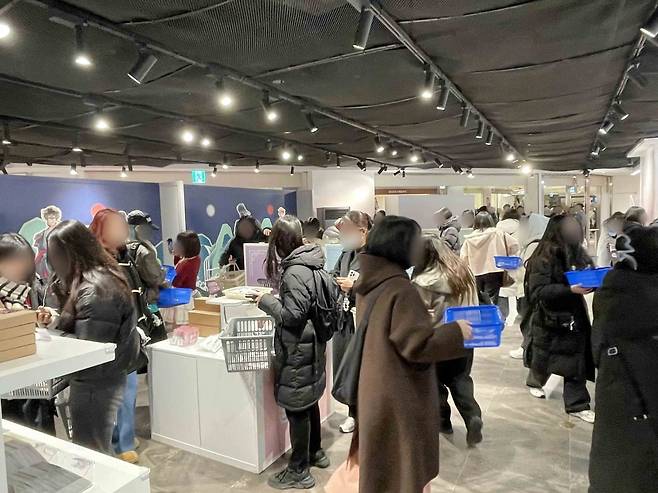 신세계백화점 강남점에 열린 버추얼그룹 ‘스코시즘’ 팝업스토어에 소비자들이 몰려 있다./사진=신세계백화점 제공
