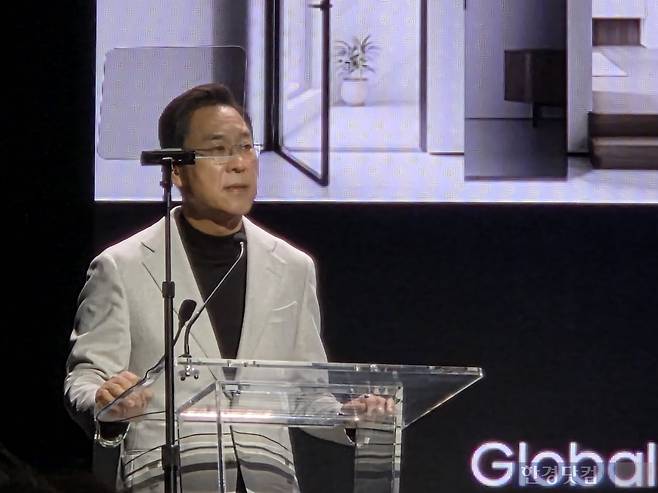 김철기 삼성전자 DA사업부장(부사장)이 6일(현지시간) 미국 라스베이거스 윈호텔에 마련된 CES 2026 단독 전시공간에서 진행된 '답 다이브'를 통해 사업 전략과 신성장 동력 등에 관해 발표하고 있다.