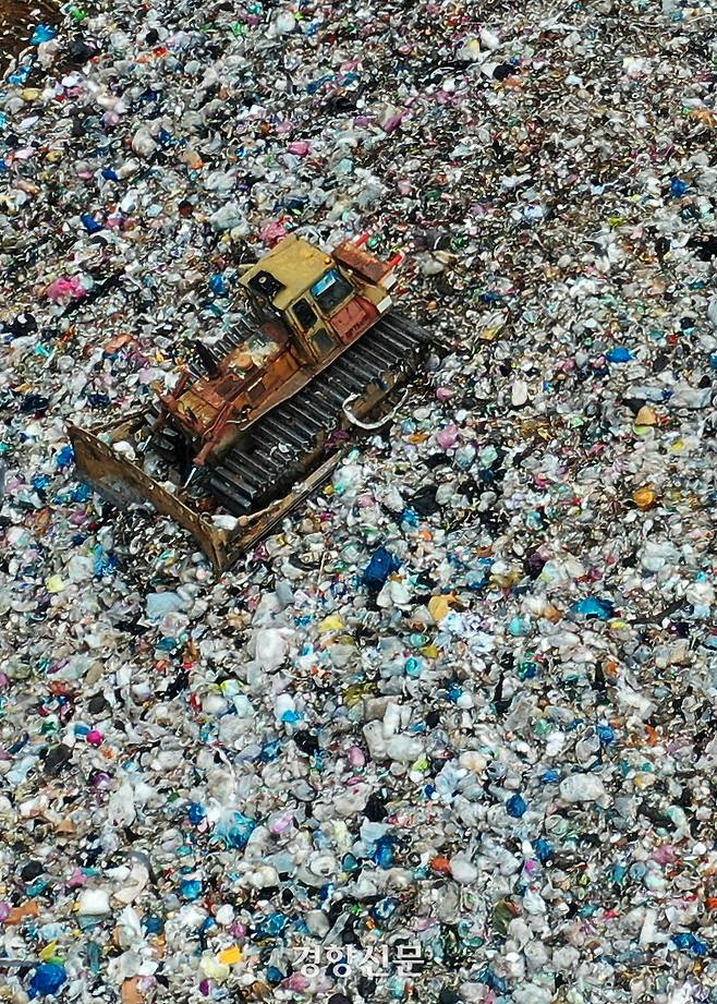 수도권 쓰레기 매립지 매립현장. 정지윤 선임기자