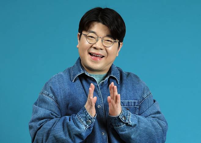 <매불쇼> 진행자인 방송인 최욱씨는 자기관리에 철처하다. 매주 금요일 <매불쇼>에 이어 <웃다가!> 촬영을 마친 뒤 개그우먼 신기루씨와 짧은 술자리를 갖는 것과 토요일 아침 풋살을 하는 것 외에는 사적 만남을 일체 갖지 않는다. 예능 유튜브 <웃다가!>는 <불금쇼> 시절부터 동고동락해온 방송인 정영진씨(정영진씨는 최욱씨와 함께 진행한 <매불쇼>에서 2023년 하차했다)와 1년 전 함께 만들었다. / 서성일 선임기자