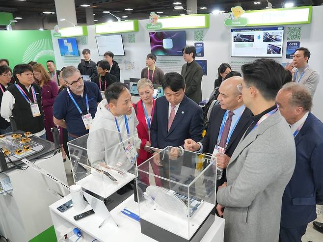 미국 라스베이거스에서 열리고 있는 ‘CES 2026’ 유레카파크에 마련된 대전통합관에서 참가 기업들이 기술 성과를 선보이고 있다. 대전시 제공