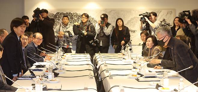 Health Minister Jung Eun-kyeong (first left) and Korean Medical Association President Kim Taek-woo (first right) greet each other on Tuesday, ahead of the Medical Policy Deliberation Meeting, held in Jung-gu, Seoul. (Yonhap)