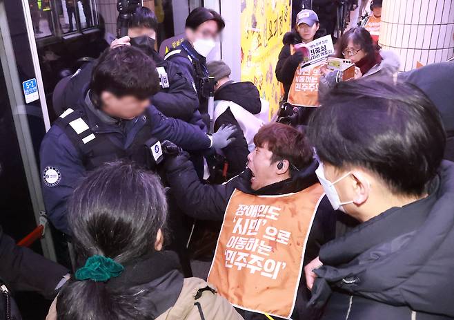 Members of Solidarity Against Disability Discrimination hold a protest to disrupt subway traffic in Seoul Metro's City Hall station at Line No. 2 on Frdiay. (Yonhap)