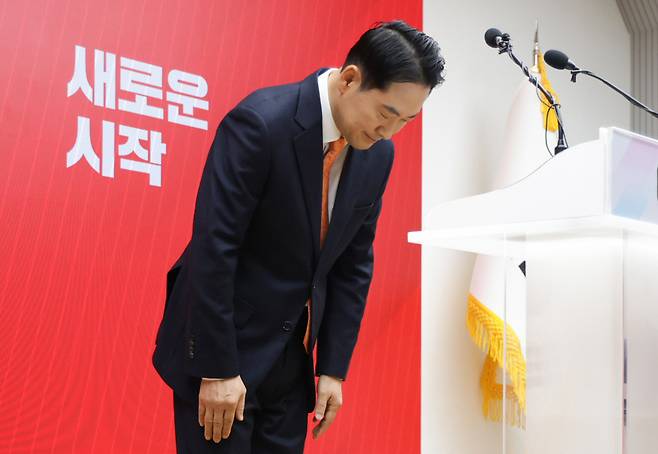 Rep. Jang Dong-hyeok, chair of the People Power Party, bows in apology Wednesday at the party’s headquarters in Yeouido, Seoul. (Lee Sang-sub/The Korea Herald)