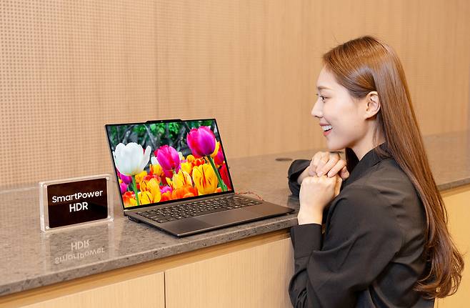SmartPower HDR, a low-power display technology for laptops jointly developed by Samsung Display and Intel, is demonstrated. (Samsung Display)