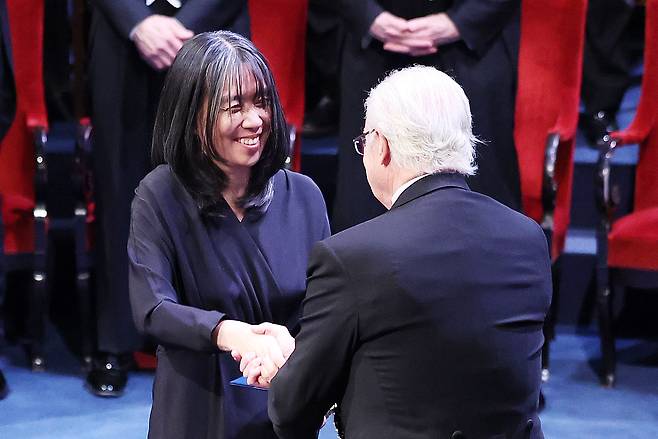 Writer Han Kang receives the Nobel Prize in Literature from King Carl XVI Gustaf of Sweden at the 2024 Nobel Prize Award Ceremony held at the Stockholm Concert Hall in Sweden on Dec. 10, 2024. [NEWS1]