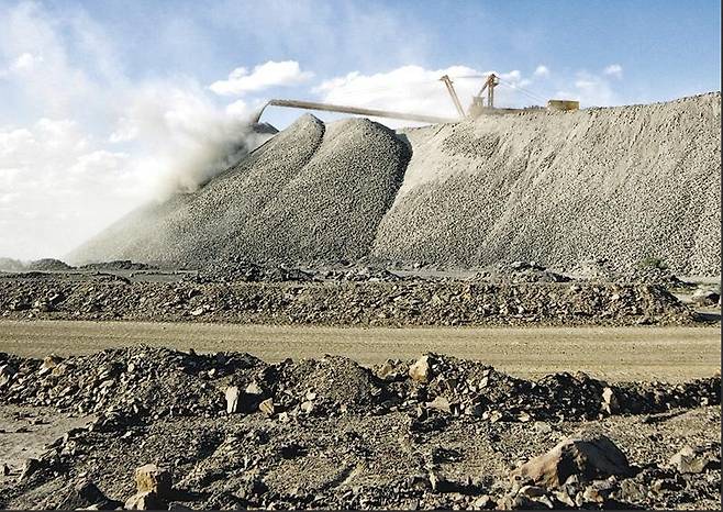 The Bayan Obo Mining District, the largest rare earth mine in China's Inner Mongolia region, is seen in this file photo [JOONGANG ILBO]