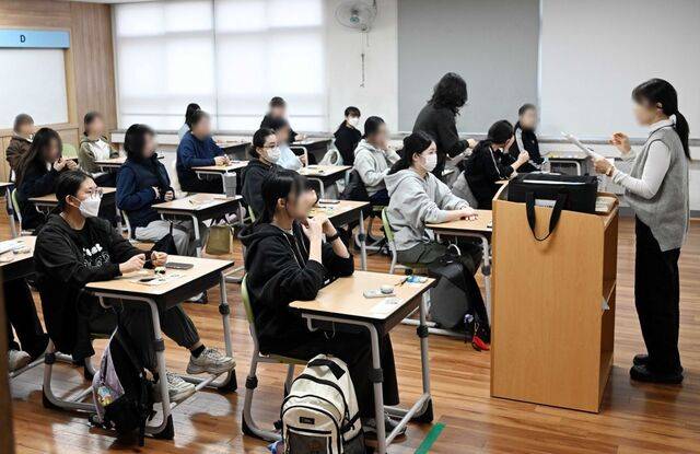 수험생들이 지난해 11월 13일 부산 연제구 연제고등학교에서 2026학년도 대학수학능력시험을 치를 준비를 하고 있다. 2026학년도 수능은 영어 문제가 지나치게 어렵게 나오는 등 ‘난이도 참사’라는 비판을 받았다. 뉴시스