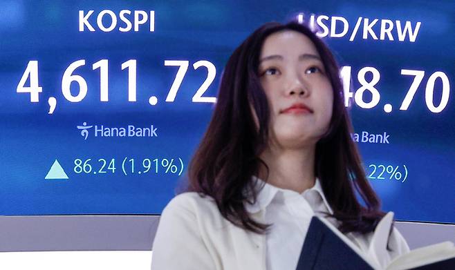 코스피가 장중 4600선을 돌파한 7일 오전 서울 중구 하나은행 딜링룸 전광판에 코스피 지수가 나오고 있다. [뉴스1]